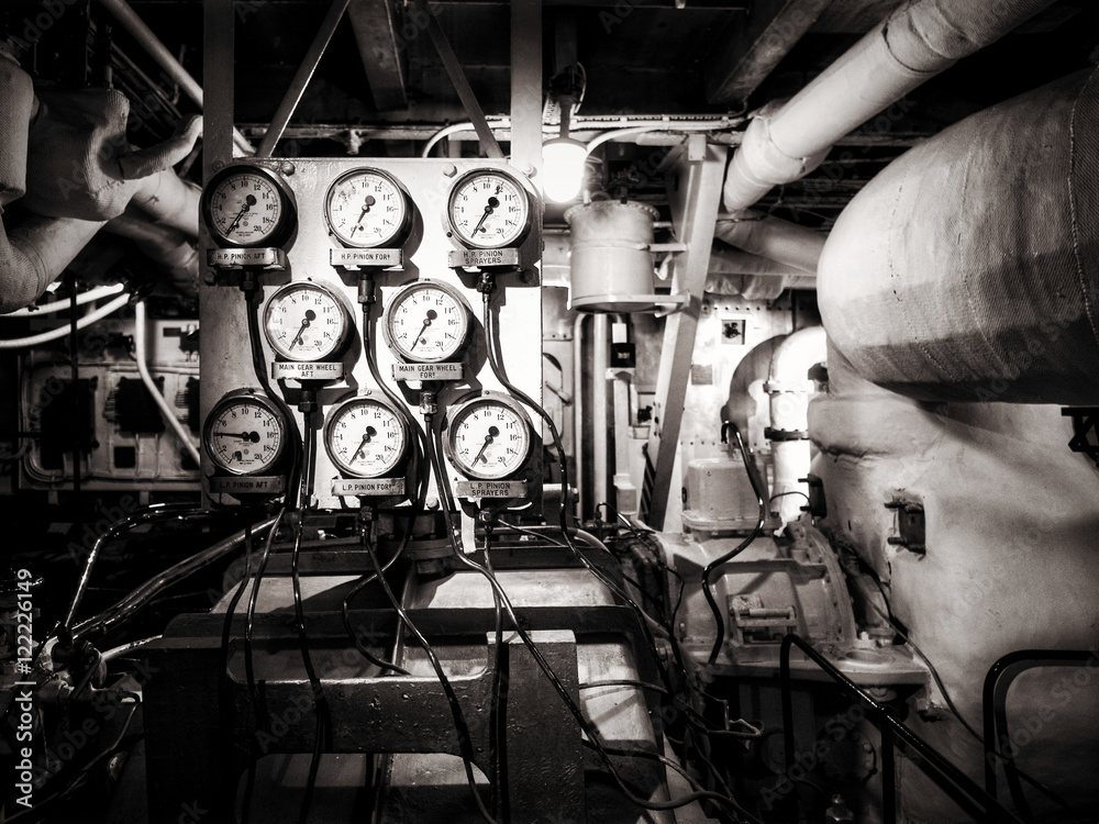 Fotografie Pressure Valves on HMS Belfast