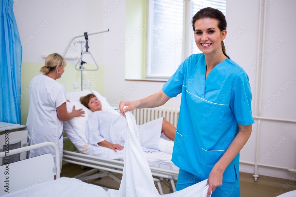 Obraz premium Nurse preparing a bed for a patient