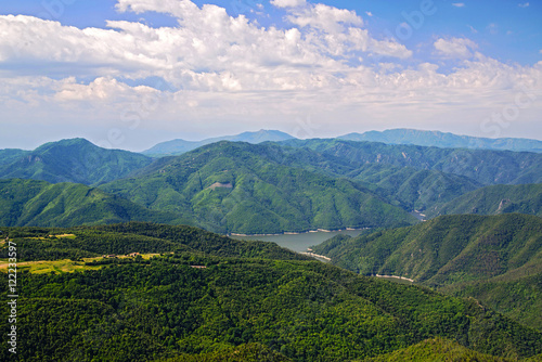 vistas aereas de paisaje en girona central,con arboles caminos prados y montañas