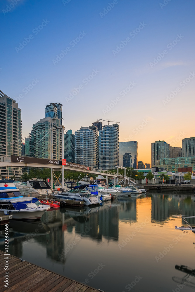 Fototapeta premium View of Toronto Harbour Front during sunset