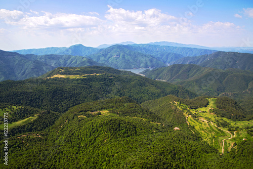 vistas aereas de paisaje en girona central con arboles caminos prados y monta  as