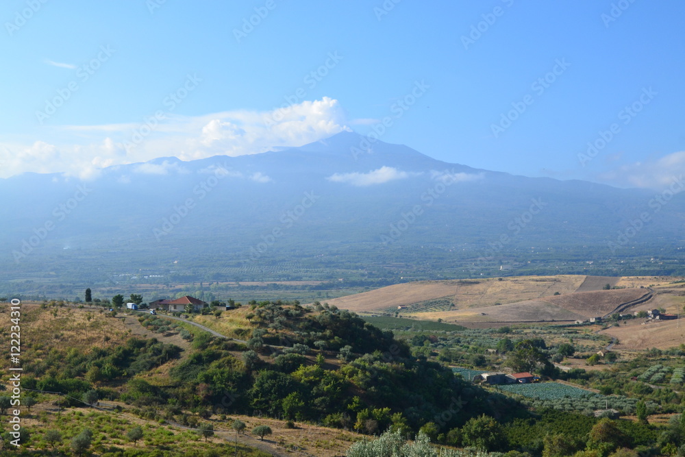 Sicilia (panorama con m.te Etna sullo sfondo)