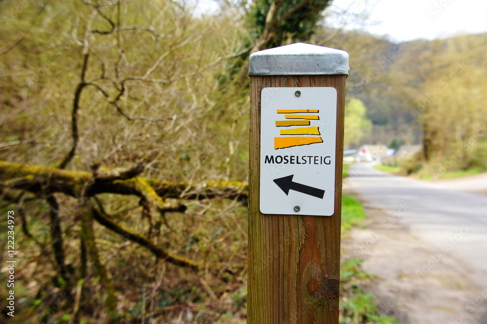 Schild Moselsteig nahe Enkirch an der Mosel in einem Seitental
Schild Moselsteig nahe Enkirch an der Mosel in einem Seitental