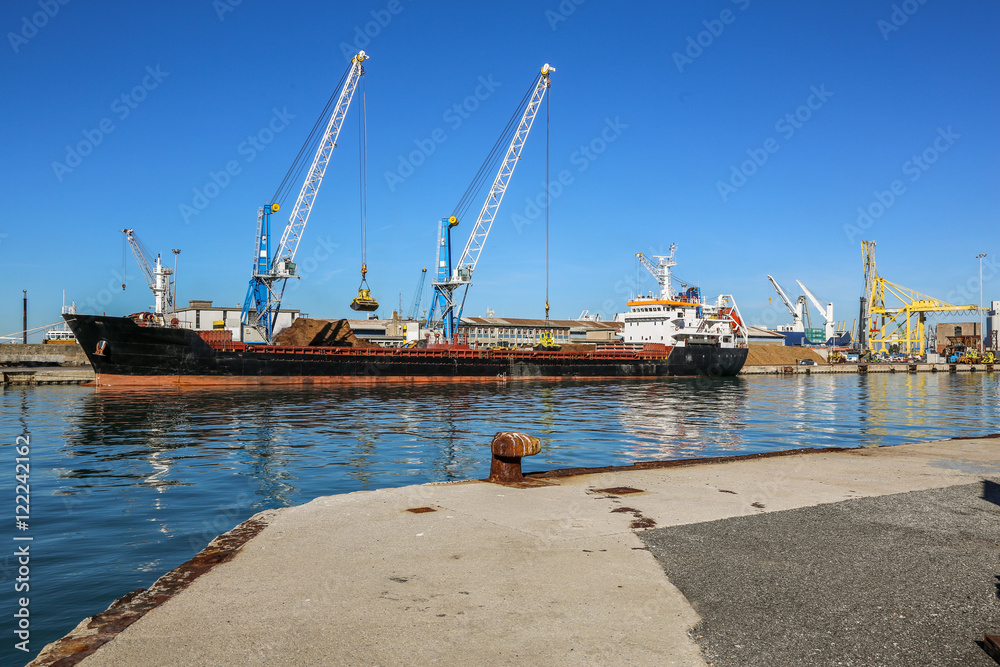 Fototapeta premium Italien, Toscana, Riviera, Livorno, Hafen, Seehafen, Fähren, Schiffe, Boote, Motorbote, Fähre, Autofähre, Elba, Stadthafen, Fährhafen, Schifferboot, Fischfang, Kutter, Segelboot