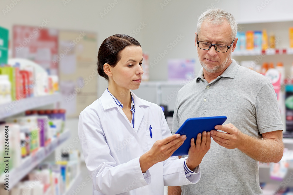 Obraz premium pharmacist with tablet pc and senior man