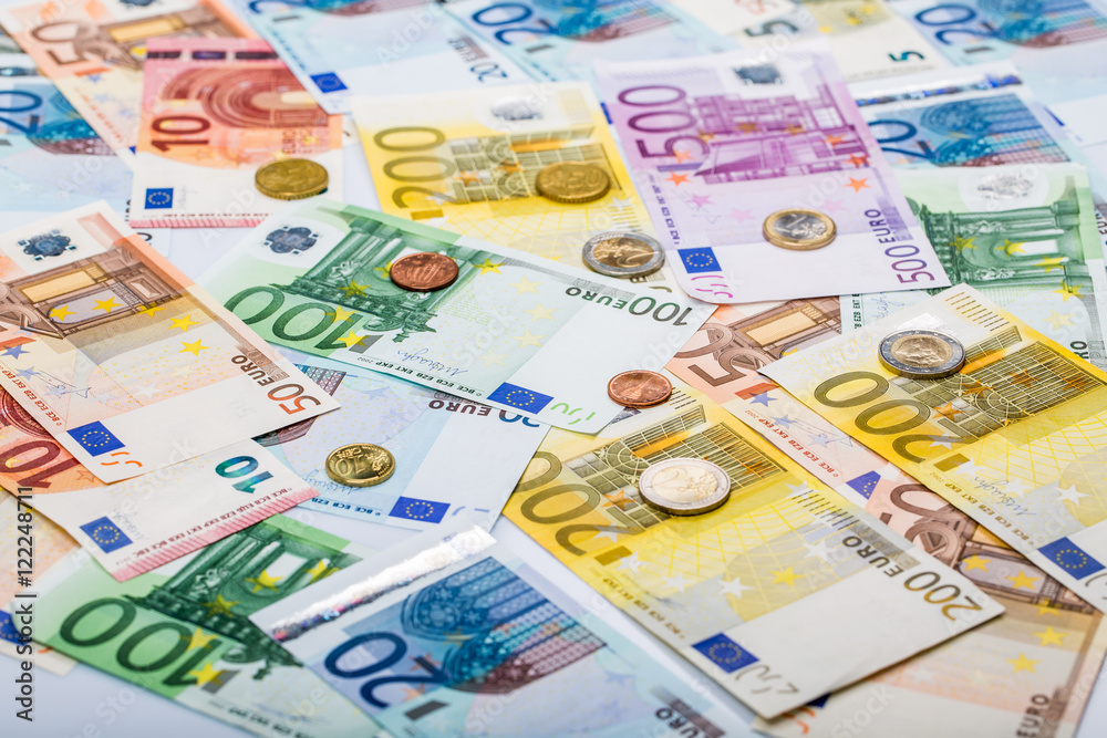 Obraz premium Closeup of banknotes and coins