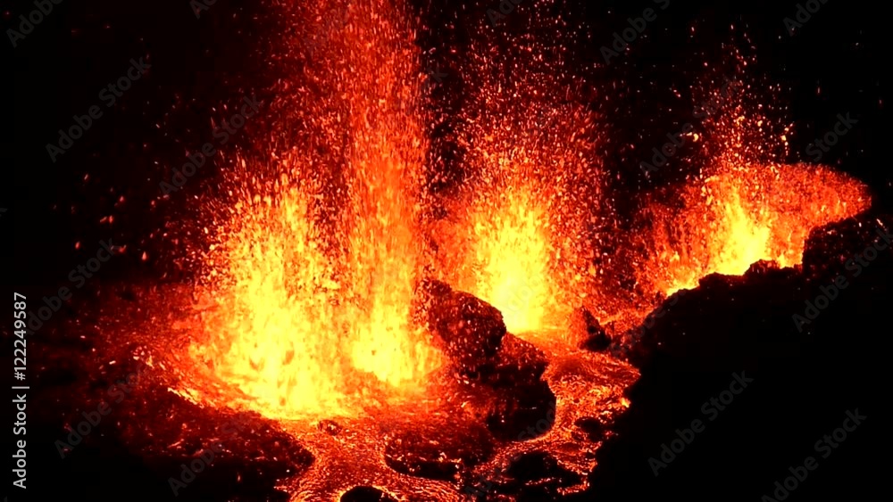 Volcan en éruption . 