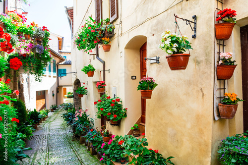 Lovely street decoration with flowers - Spello village in Umbria © Freesurf