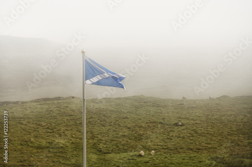 Foto Scottish flag in the fog