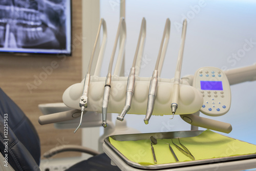 Instrumente in einer Zahnarztpraxis