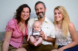 Glückliche Familie mit 2 Kindern im Trachtenlook
