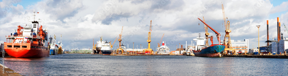 Fototapeta premium Schiffe im Hafen von Bremerhaven, Panorama