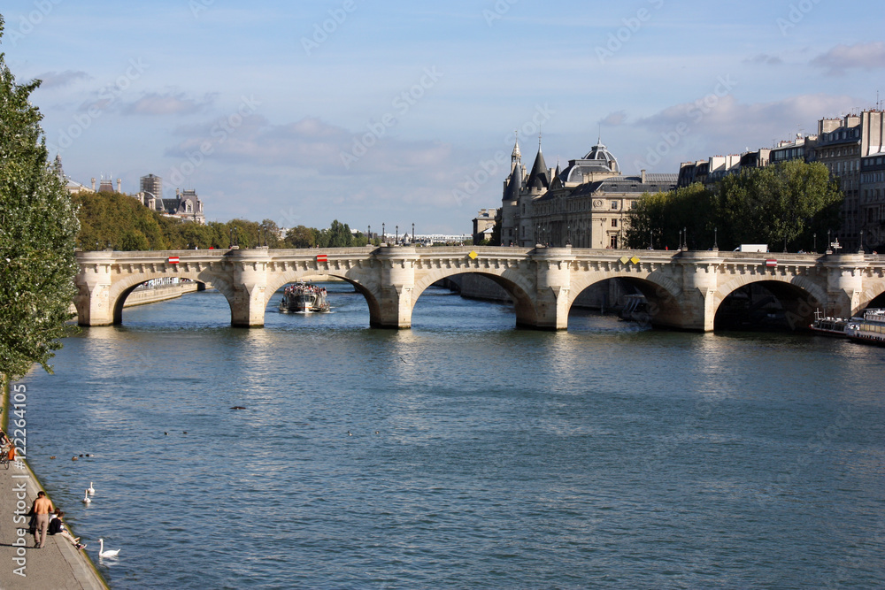 La Seine et le pont Neuf à Paris, France