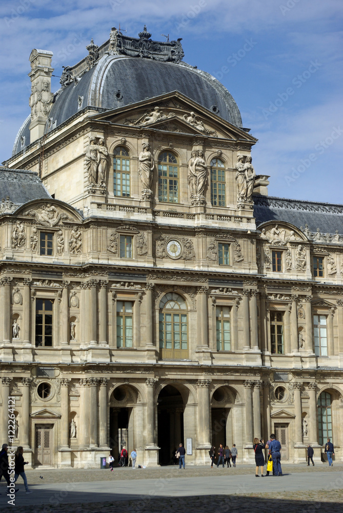 Pavillon à l'horloge de la Cour Carrée du Louvre à Paris, France