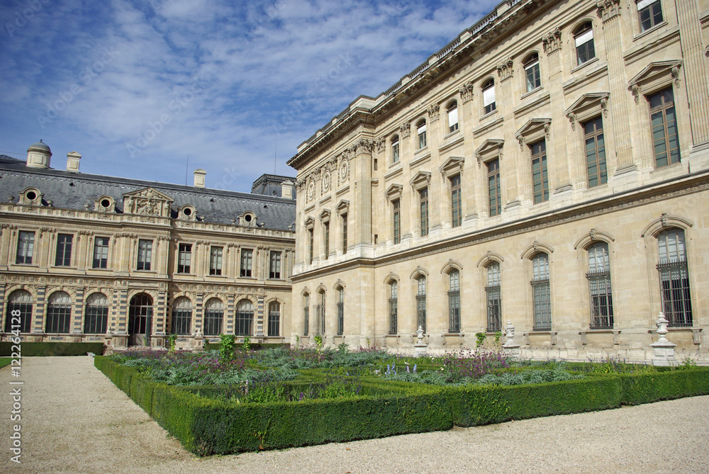 Jardin de l'Infante au palais du Louvre à Paris, France
