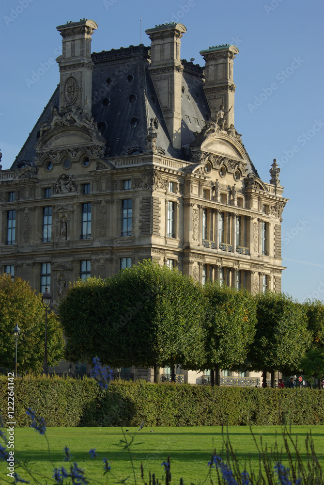 Fototapeta premium Pavillon du Louvre et Jardin des Tuileries à Paris, France