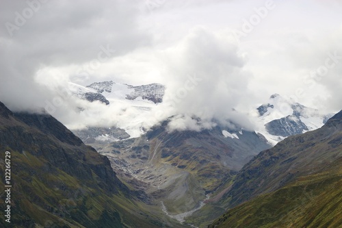 Fototapeta Naklejka Na Ścianę i Meble -  Dramatic sky in the Oetztal alps in Tyrol, Austria. View of the mountains and Pitztal glacier.