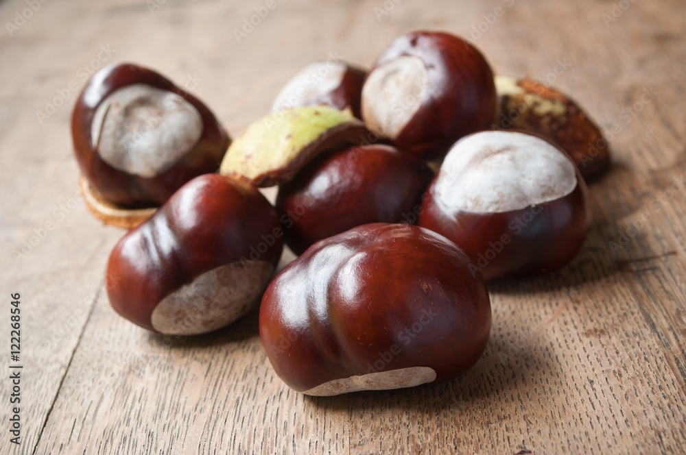 marrons sur table en vieux bois - fruit du marronnier d'inde - Aesculus hippocastanum marrons sur table en vieux bois - fruit du marronnier d'inde - Aesculus hippocastanum