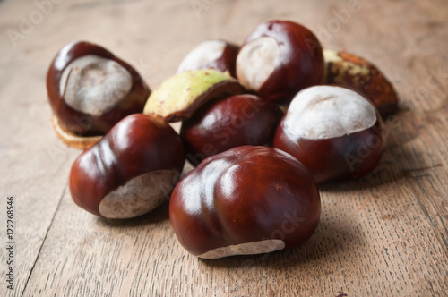 marrons sur table en vieux bois - fruit du marronnier d'inde - Aesculus hippocastanum