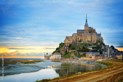 Foto Mont St Michel city at sunset, Brittany France, toned