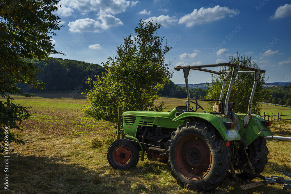 Traktor am Feld im Spätsommer Traktor am Feld im Spätsommer