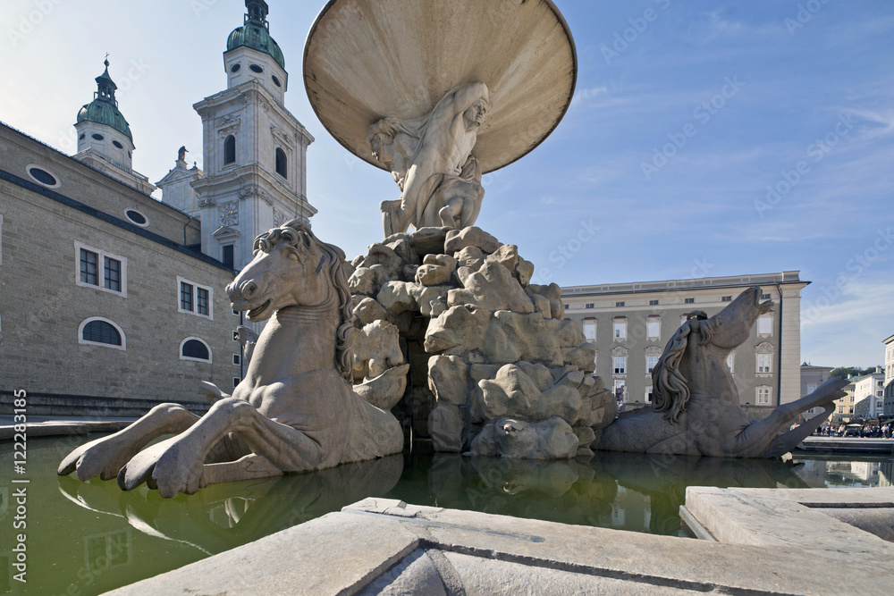 Obraz premium Salzburg, Residenzbrunnen