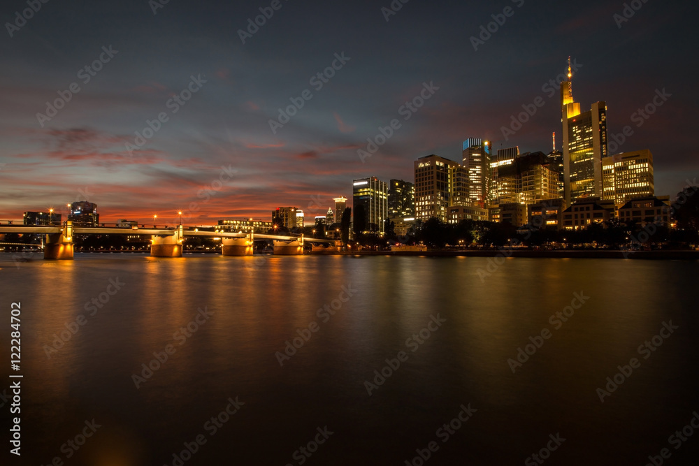 Frankfurte Skyline vom Mainufer gesehen
