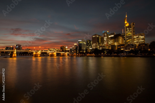 Frankfurte Skyline vom Mainufer gesehen © mitifoto