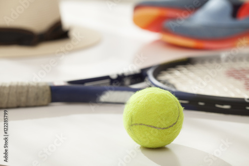 tenis topu ve tenis raketi photo