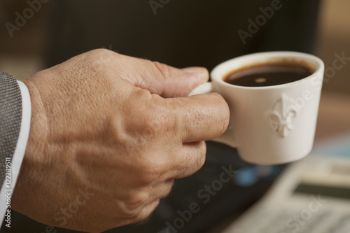 ofiste kahve içen erkek eli photo