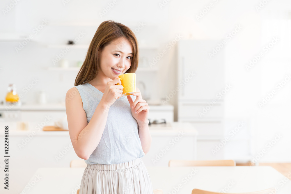 飲み物を飲む女性 飲み物を飲む女性