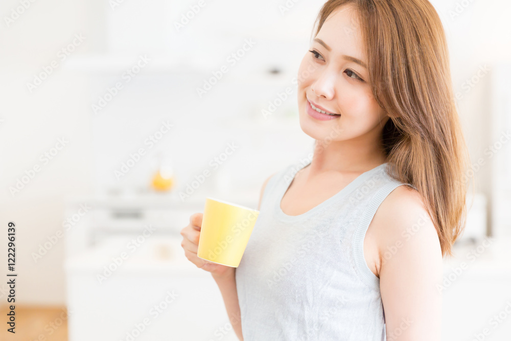 飲み物を飲む女性 飲み物を飲む女性