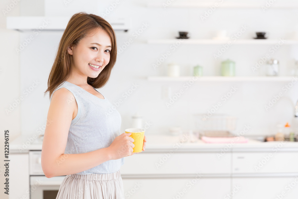 飲み物を飲む女性