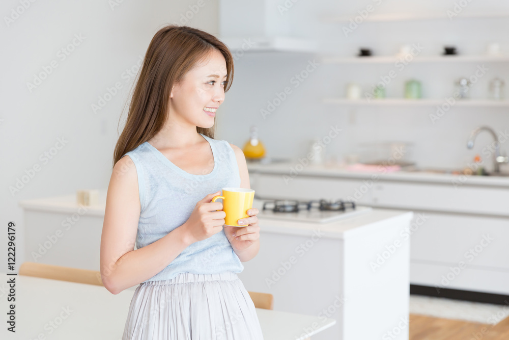 飲み物を飲む女性 飲み物を飲む女性