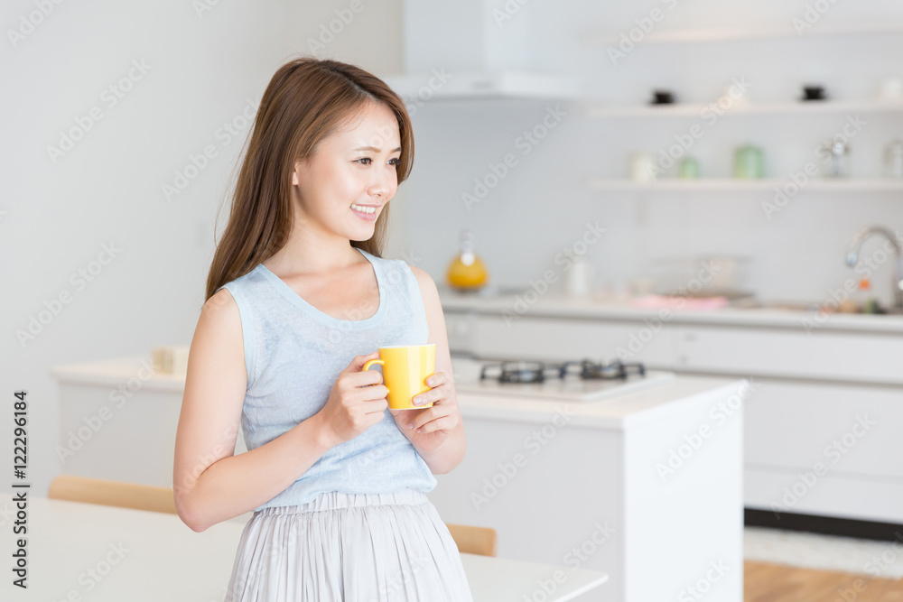 飲み物を飲む女性 飲み物を飲む女性