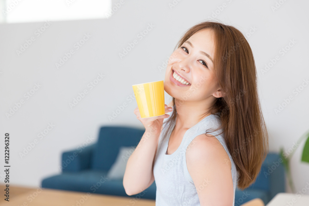 飲み物を飲む女性