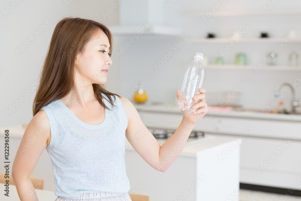 部屋で水を飲む女性 部屋で水を飲む女性