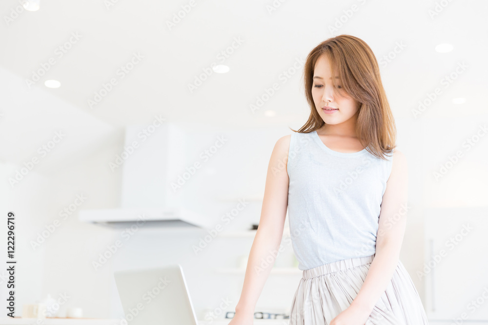 部屋でパソコンを見る女性 部屋でパソコンを見る女性