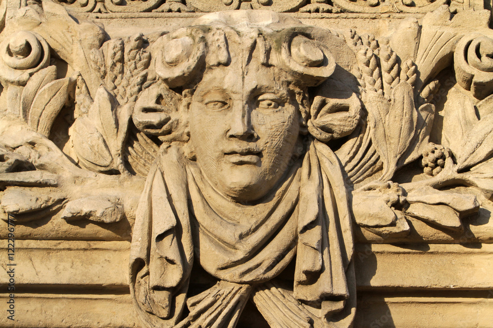 Fototapeta premium Sculpture d'un visage en pierre.