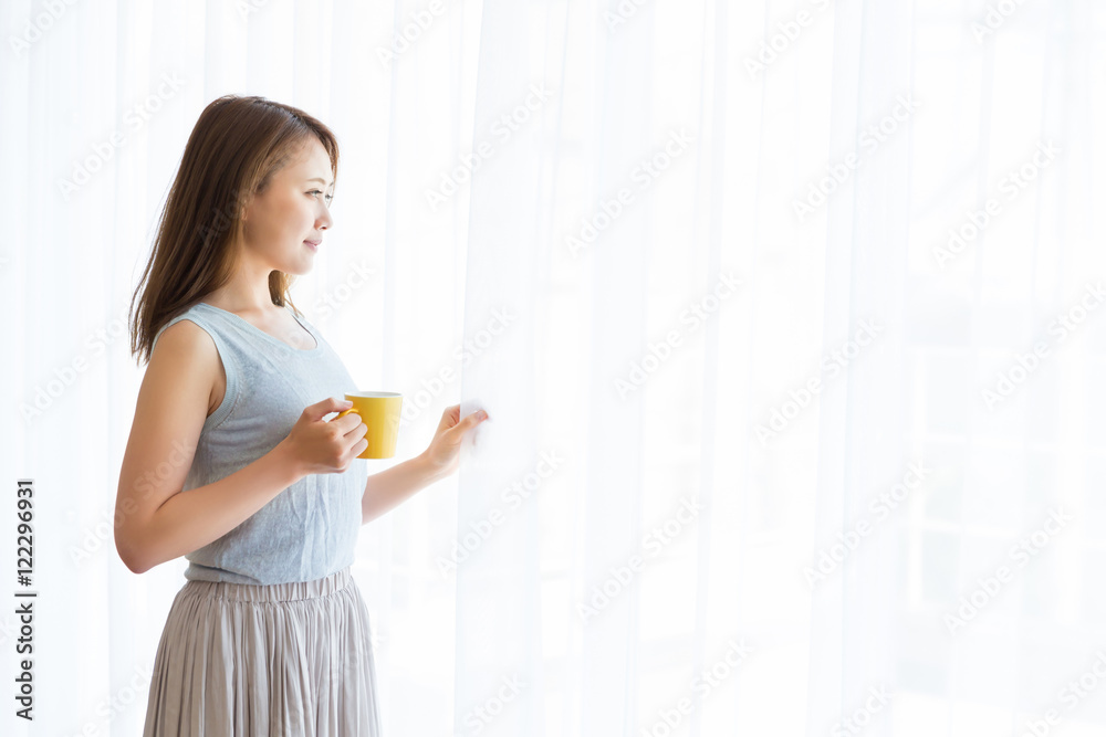 飲み物を飲む女性 飲み物を飲む女性