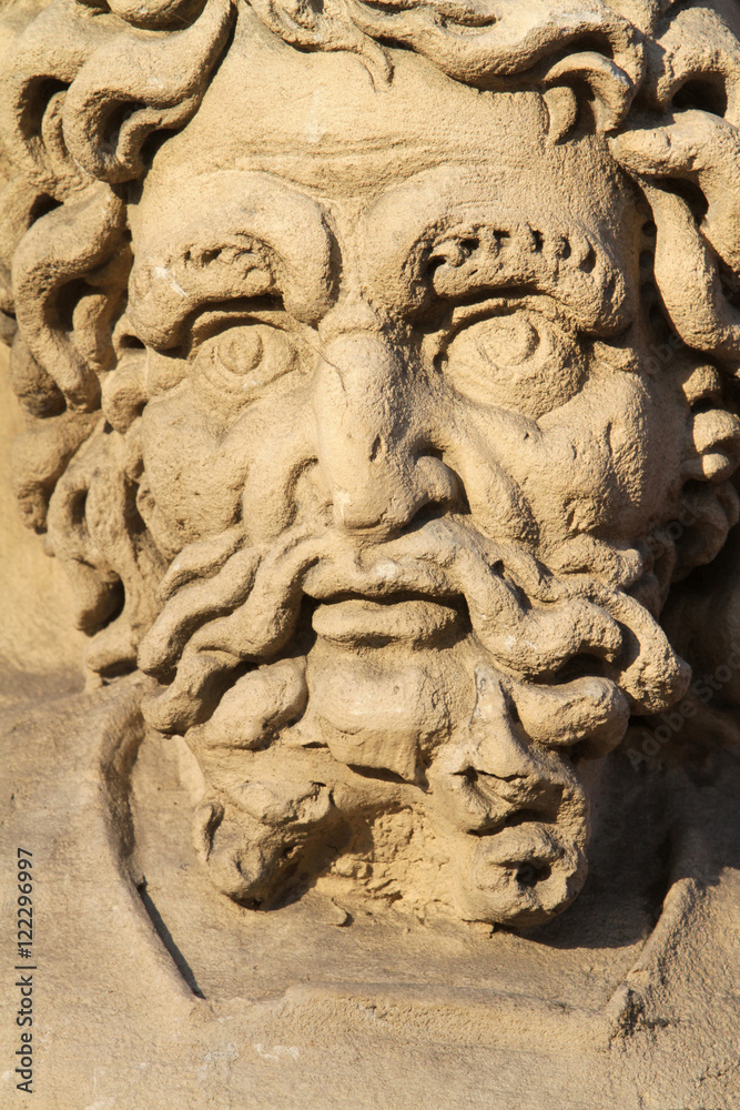 Sculpture d'un visage en pierre.