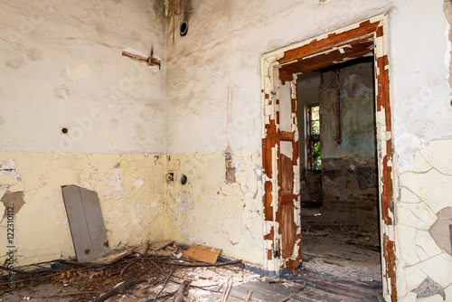 Abandoned and destroyed room © diyanadimitrova