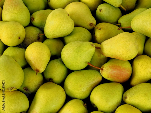 Fresh yellow and green pears background

