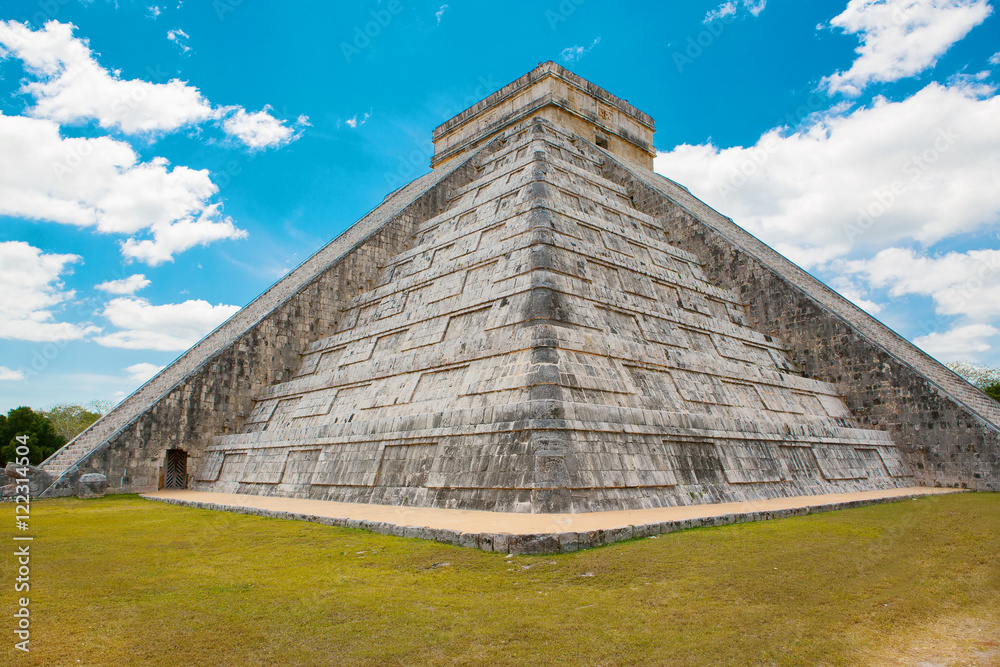 Temple of Kukulkan in Chichen Itza, Yucatan, Mexico