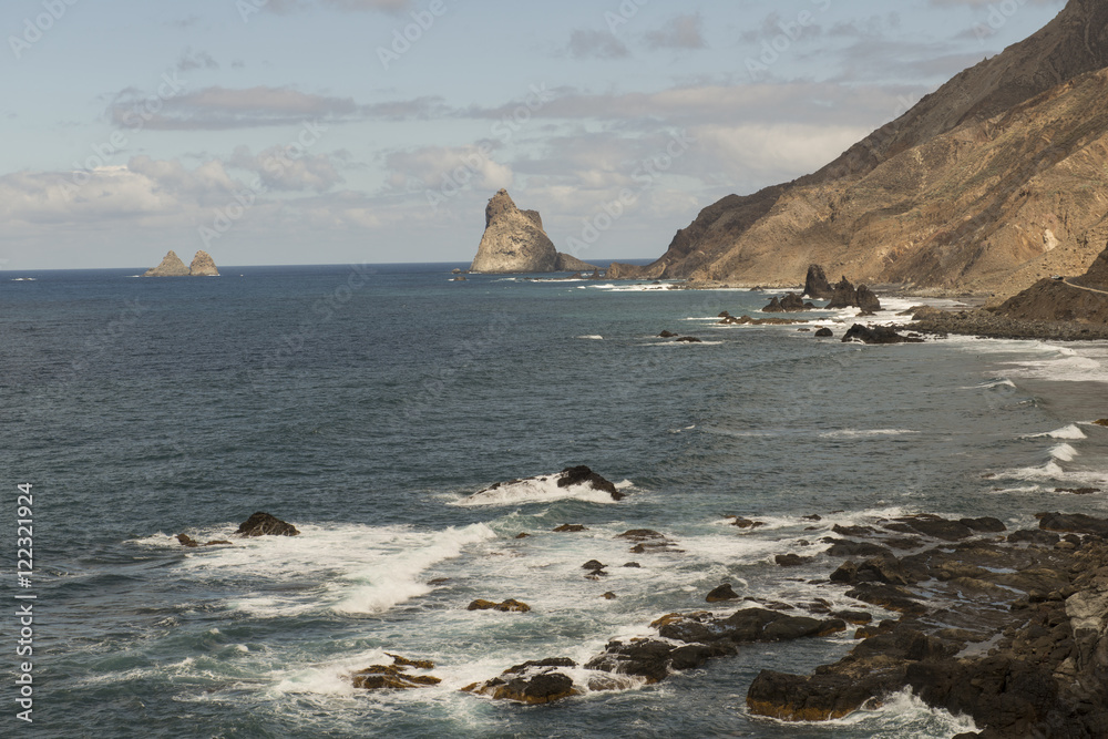Playa de Benijo con vista a los roques. Tenerife, España