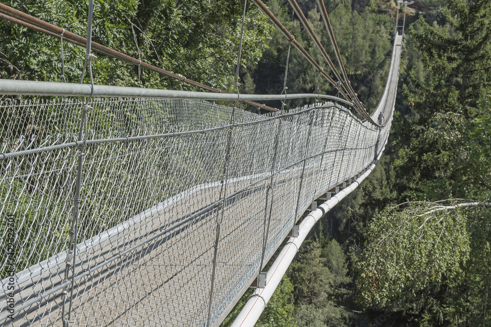 Obraz premium Fussgänger-Hängebrücke bei Fürgangen-Mühlebach, Goms, Wallis, Schweiz
