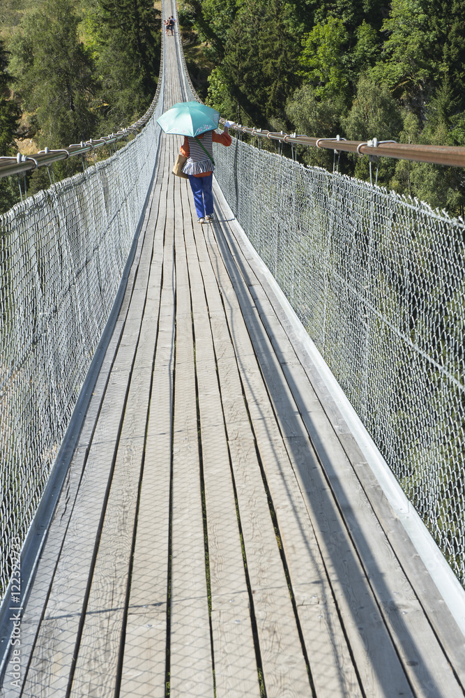 Obraz premium Fussgänger-Hängebrücke bei Fürgangen-Mühlebach, Goms, Wallis, Schweiz