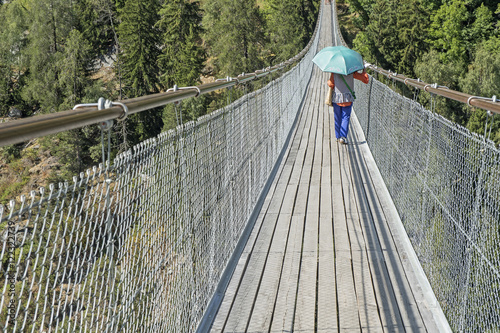 Fototapeta Naklejka Na Ścianę i Meble -  Fussgänger-Hängebrücke bei Fürgangen-Mühlebach, Goms, Wallis, Schweiz