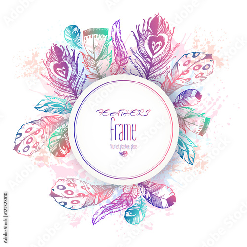 Φωτογραφία Hand drawn vector painted round template with bird feathers isol