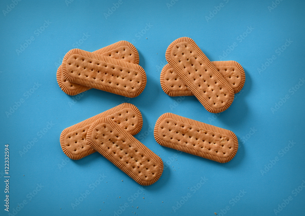 mucchio di biscotti su sfondo azzurro mucchio di biscotti su sfondo azzurro